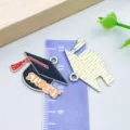 Abschlusskappe-Legierung Anhänger mit 'STUDENT' Text, schwarze Emaille und Goldrückseite - STUDENT Doktorhut Stil (27459) / 1 Stück/Packung (19*26mm) / Orange