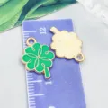 Anhänger vierblättriges Kleeblatt in Grün auf einem Lineal zur Größenbestimmung - St. Patrick's Vierblättriges Glücksklee (25096)