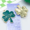 Ciondolo quadrifoglio smaltato verde con scritta Irish per gioielli San Patrizio - Trifoglio Portafortuna IRISH (18450) / 1 Pezzo (19x24mm) / Verde