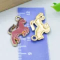 Pendentif cheval en émail rose et alliage pour bijoux DIY, vue avant et arrière du charme - Style Poney (21846) / 1 Pièce/Pack (20*15mm) / Marron