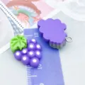 Detailgetreuer lila Harz-Traubenanhänger mit grünem Blatt und weißen Punkten für DIY - 1 Stück (18x23mm)