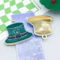 Ciondolo in smalto cappello leprechaun verde con trifoglio per gioielli fai da te - Cappello Quadrifoglio (18451) / 1 Pezzo/Confezione (22x20mm) / Verde