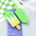 Paar süße grüne und limettenfarbene Eis am Stiel Harzanhänger für DIY-Schmuckzubehör - Eis am Stiel (17122) / 1 Stück (11x32mm) / Hellgrün
