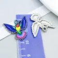 Ciondolo a forma di colibrì in smalto colorato per la creazione di gioielli fai-da-te - Colibrì Con Ali Spiegate (27646)