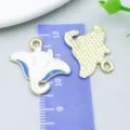 Ciondolo a forma di manta in smalto bianco e blu, ciondolo in lega dorata per gioielli fai da te - Manta (27420) / 1 Pezzo (23.5*24mm) / Bianco