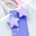 Süße lila Sternanhänger aus Harz mit Metallösen für DIY-Ohrringe und Schmuckherstellung - 1 Stück (14x16mm)