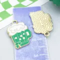 Ciondolo boccale di birra smaltato verde con trifoglio per gioielli fai-da-te - Calice di Trifoglio (21829) / 1 pezzo (20x14mm) / Verde