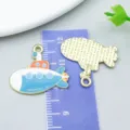 Simpatico ciondolo sottomarino in lega con finitura smaltata per gioielli fai-da-te - Sottomarino (27421) / 1 Pezzo (21*24mm) / Blu