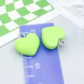 Süße lindgrüne Herzanhänger aus Harz für DIY-Schmuckherstellung und Basteln - Matte Herzen (17172) / 1 Stück/Packung (13x14mm) / Grasgrün