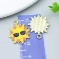 Ciondolo in lega di sole dei cartoni animati colorati con occhiali da sole per DIY - Sole (27422) / 1 Pezzo/Confezione (21*19mm) / Giallo