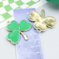Ciondolo quadrifoglio smaltato verde per la creazione di gioielli fai-da-te San Patrizio - Large Shamrock (21833) / 1 Pezzo (23x23mm) / Verde chiaro
