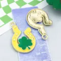 Ciondolo trifoglio verde smaltato e ferro di cavallo giallo per gioielli fai da te St. Patrick - Quadrifoglio Ferro di Cavallo (27257) / 1 Pezzo (24x16mm) / Giallo