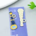 Ciondolo telescopio in lega smaltata blu e giallo per creazione di gioielli - Telescopio (27424) / 1 Pezzo (8*23mm) / Blu