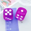 Lebhafte lila Würfel Anhänger aus Harz für DIY Schmuck mit Silberringen - 1 Stück (14x14mm)