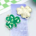 Ciondolo trifoglio irlandese in smalto verde con finitura oro per gioielli DIY San Patrizio - Trifoglio (27259) / 1 Pezzo (19x19mm) / Verde