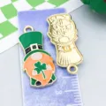Ciondolo gnomo smaltato San Patrizio con quadrifoglio per creazione gioielli DIY - Gnomo con Cappello di Trifoglio (27260) / 1 Pezzo (26x12mm) / Verde