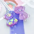 Handgefertigte irisierende lila Harzbär-Anhänger für niedliches DIY-Schmuckzubehör - 1 Stück (24x17mm)