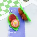 Süße Harz-Frucht- und Blumenanhänger für DIY-Schmuckherstellung - Wachsbeere (24363) / 1 Stück/Packung (30x14mm) / Grün