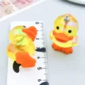 Simpatico ciondolo a forma di anatroccolo in acrilico iridescente giallo per gioielli fai da te - Anatra 3D Arcobaleno Giallo Trasparente (27333) / 1 Pezzo/Confezione (39*25mm)