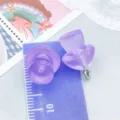 Lila durchscheinender Harzanhänger mit Glitzer und Metallring für DIY-Schmuckdesign - 1 Stück (17.5x12x12mm)
