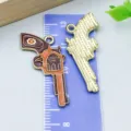 Western-Revolver-Anhänger aus brauner Emaille mit Goldlegierung für DIY-Schmuck. - Pistolenform (27408)