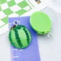 Süßer grüner Harz-Wassermelonen-Anhänger für DIY-Schmuckherstellung mit Maßband-Skala. - Frucht Wassermelone (24384) / 1 Stück/Packung (21x16mm) / Grün