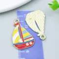 Vista dettagliata di ciondoli a barca a vela in smalto colorato con retro dorato per fai da te - Barca a Vela (27428) / 1 Pezzo/Confezione (26*18mm) / Rosso