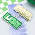 Ciondolo Lucky in smalto verde per la creazione di gioielli fai-da-te di San Patrizio - Piastra Lettere LUCK (27262) / 1 Pezzo (14x26mm) / Verde