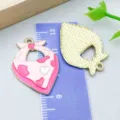Rosa emaillierter Bandana-Herz-Anhänger aus Legierung für DIY-Schmuck und Armbänder - Bandana Stil (27410)