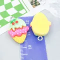 Süße Harz-Eiscreme-Anhänger in Mintgrün und Rosa für die DIY-Schmuckherstellung und Basteln - Kirscheis (24479) / 1 Stück (24x17mm) / Grün