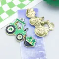 Ciondolo trattore trifoglio verde per creazione di gioielli fai-da-te San Patrizio - Bulldozer di Trifoglio (27264) / 1 Pezzo (20x30mm) / Verde
