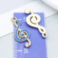 Musikalische Notenschlüssel-Anhänger mit blauer Emaille und Gold-Finish für DIY-Schmuckdesign - Musiksymbol (11050) / 1 Stück (9x21mm) / Seeblau