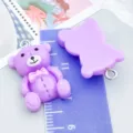Süßer violetter Harzanhänger in Bärenform mit Schleife für DIY Schmuck Bastelzubehör - 1 Stück (25x15x6.5mm)