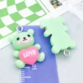 Süßer hellgrüner Harz-Bär-Anhänger mit rosa Liebesherz für DIY-Schmuckherstellung - LOVE Herzbär (24494) / 1 Stück (24x16mm) / Grün