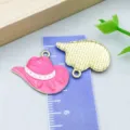 Rosa Emaille-Cowboyhut-Anhänger aus Legierung für DIY-Schmuck mit Lineal gezeigt - Cowboyhut Stil (27412)