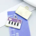 Lila Emaille-Klaviertastatur-Anhänger für DIY-Schmuckherstellung und Bastelbedarf - Klaviertastatur (19460) / 1 Stück (13x15mm) / Lila