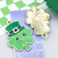 Adorabile ciondolo a quadrifoglio smaltato verde con cappello per gioielli fai-da-te. - Trifoglio Con Cappello (27265) / 1 Pezzo (25x18mm) / Verde