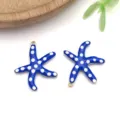 Dettaglio di ciondoli a stella marina in smalto blu con pois bianchi per gioielli fai da te. - Stella Marina (T1235) / 1 Pezzo (20*22mm) / Blu zaffiro