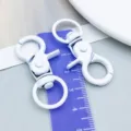 Gancio a scatto in lega verniciato bianco per ciondoli portachiavi e artigianato DIY - Bianco