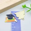 Farbenfroher Emaille-Anhänger Absolventenhut und Bücher für DIY-Schmuck - Buch Doktorhut Stil (27471) / 1 Stück/Packung (21*25mm) / Weiß