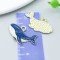 Ciondolo a forma di balena in smalto blu e bianco per creazione di gioielli fai-da-te - Conchiglia (27432) / 1 Pezzo (14.5*26mm) / Blu scuro