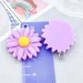 Lila Harz-Gänseblümchen-Anhänger mit doppelten Metallschlaufen für DIY handgefertigten Schmuck - 1 Stück (25x21x8mm)