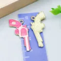 Paar rosa Emaille und goldfarbene Revolver-Pistolenanhänger für DIY-Schmuckherstellung - Pistolenform (27414)
