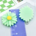 Mintgrüner Gänseblümchen-Harzblumenanhänger mit gelber Mitte für DIY-Schmuckzubehör - Kleine Gänseblümchen (24596) / 1 Stück/Packung (25x21mm) / Grün