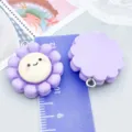 Süßer violetter Blumenanhänger aus Harz mit Smiley-Gesicht für DIY-Schmuckherstellung - 1 Stück (26x22x7mm)