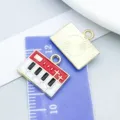 Eleganter roter und weißer Emaille-Klaviertastatur-Anhänger auf einem lila Messlineal - Klaviertastatur (19463) / 1 Stück (13x15mm) / Rot