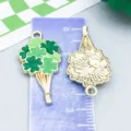 Ciondolo quadrifoglio smaltato verde per gioielli fai da te San Patrizio - Bouquet di Trifoglio (27269) / 1 Pezzo (28x15mm) / Verde