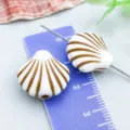 Breloques en forme de coquillage en acrylique rayé marron et blanc pour bijoux DIY - Coquillage à Trou Droit (27360) / 1 Pièce (17x18mm) / Brun et Blanc
