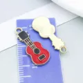 Roter Emaille-Gitarrenanhänger für DIY-Schmuck mit Lineal zur Größenbestimmung - Gitarre (19466) / 1 Stück (23x10mm) / Rot