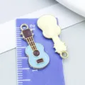 Miniatur-E-Gitarren-Anhänger aus Emaille in Hellblau für DIY-Schmuck und Geschenke - Gitarre (19467) / 1 Stück (23x10mm) / Seeblau